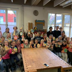 Erlebnisreicher Tag in der Holzwerkstatt für die Klasse 1b der Grundschule Sankt Martin