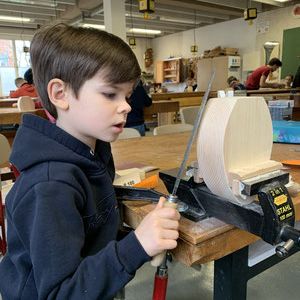 Erlebnisreicher Tag in der Holzwerkstatt für die Klasse 1b der Grundschule Sankt Martin