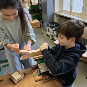 Erlebnisreicher Tag in der Holzwerkstatt für die Klasse 1b der Grundschule Sankt Martin