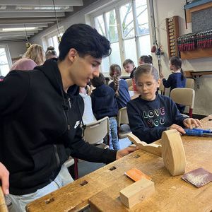 Erlebnisreicher Tag in der Holzwerkstatt für die Klasse 1b der Grundschule Sankt Martin