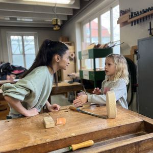 Erlebnisreicher Tag in der Holzwerkstatt für die Klasse 1b der Grundschule Sankt Martin
